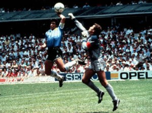 L'image ne laisse guère de doute mais à vitesse réelle l'arbitre n'a pas vu la main de Maradona.
