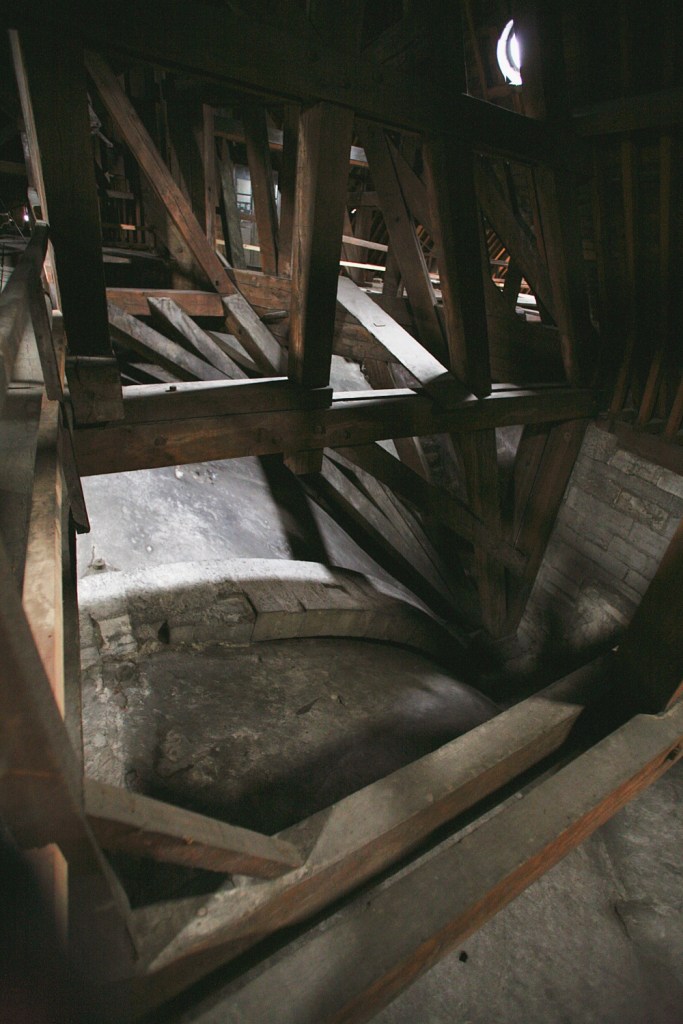 (Source : hermetism.free.fr) La structure de la charpente est très impressionnante. Surtout quand on sait que Viollet le Duc et ses artisans ont dû la réaliser sans les conseils de Natacha Polony.